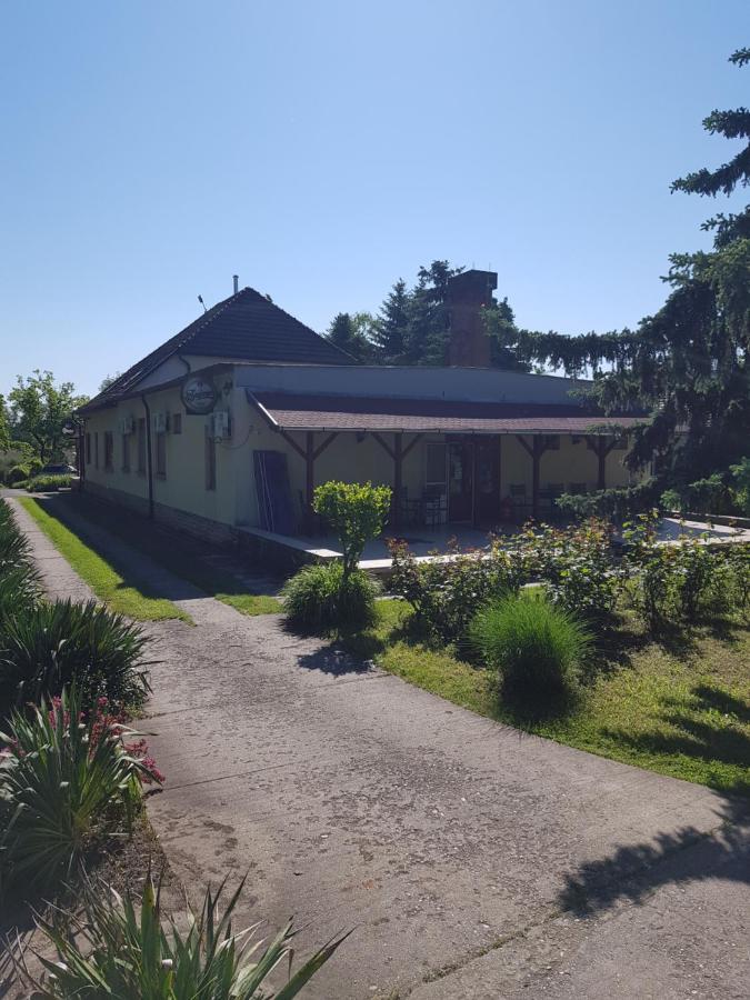 Fortuna Panzio Hotel Oroshaza Bagian luar foto