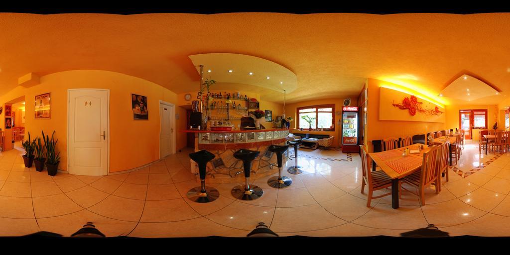 Fortuna Panzio Hotel Oroshaza Bagian luar foto