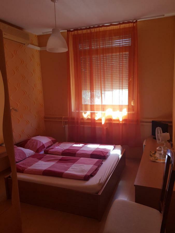 Fortuna Panzio Hotel Oroshaza Bagian luar foto