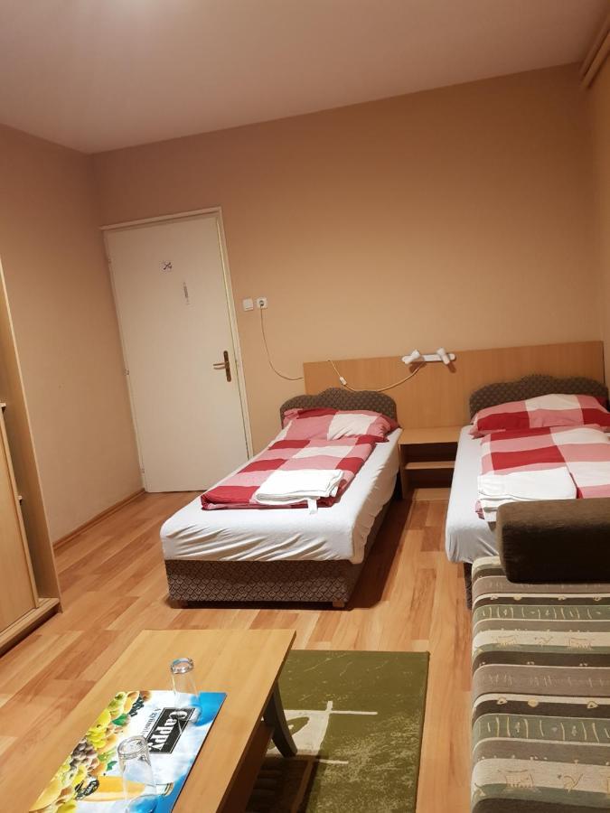 Fortuna Panzio Hotel Oroshaza Bagian luar foto